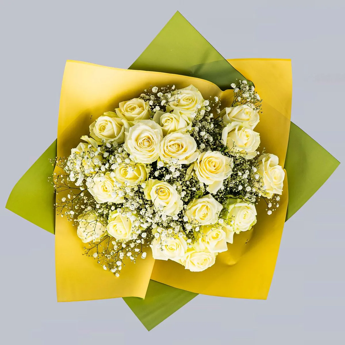 29 белых роз и гипсофила большой
