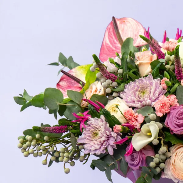 Антуриумы, ранункулюсы и розы в коробке