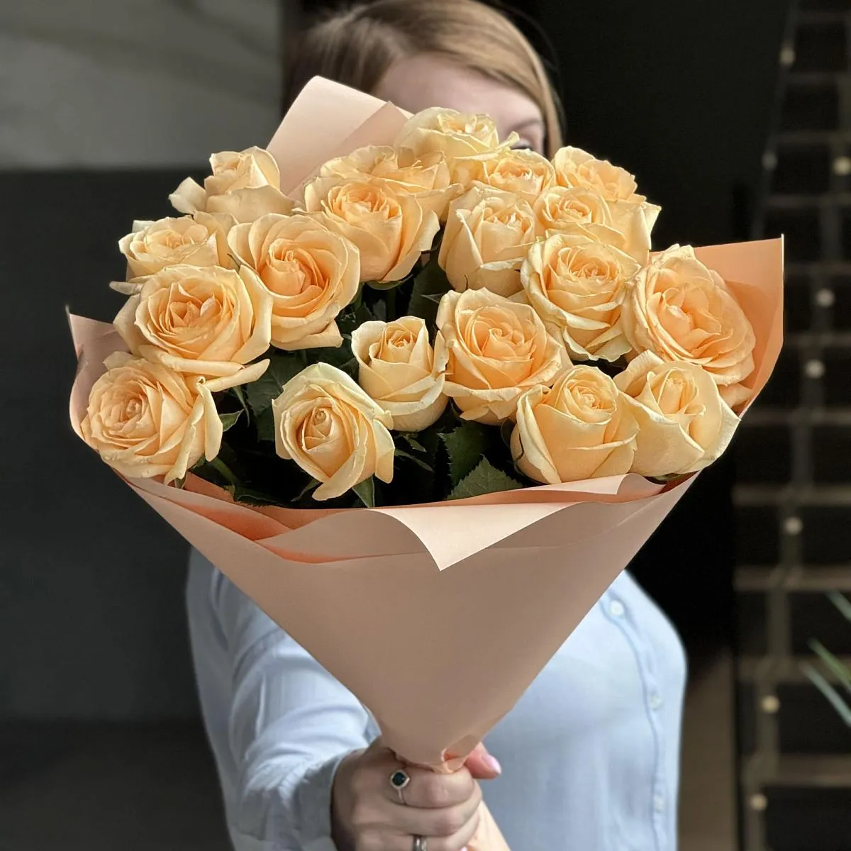 Букет из 19 кремовых роз (60 см)