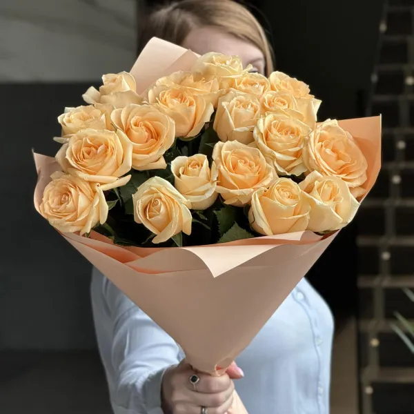 Букет из 19 кремовых роз (70 см)
