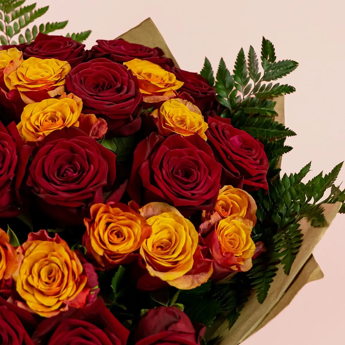 Букет из 35 бордовых и оранжевых роз