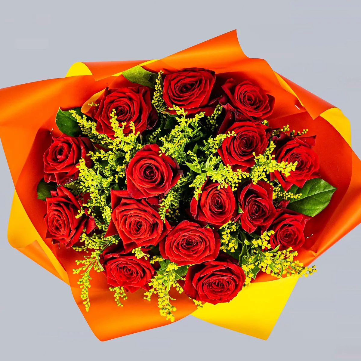 Букет из 25 роз и солидаго