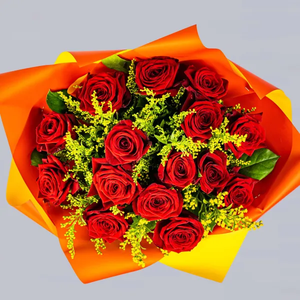 Букет из 15 роз и солидаго