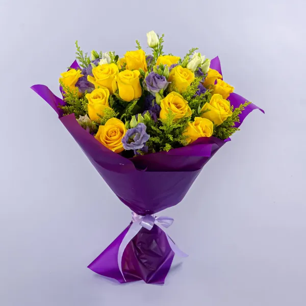 Букет из эустом и жёлтых роз