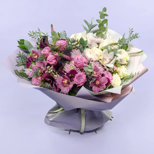 Букет из орхидей, роз и хризантем