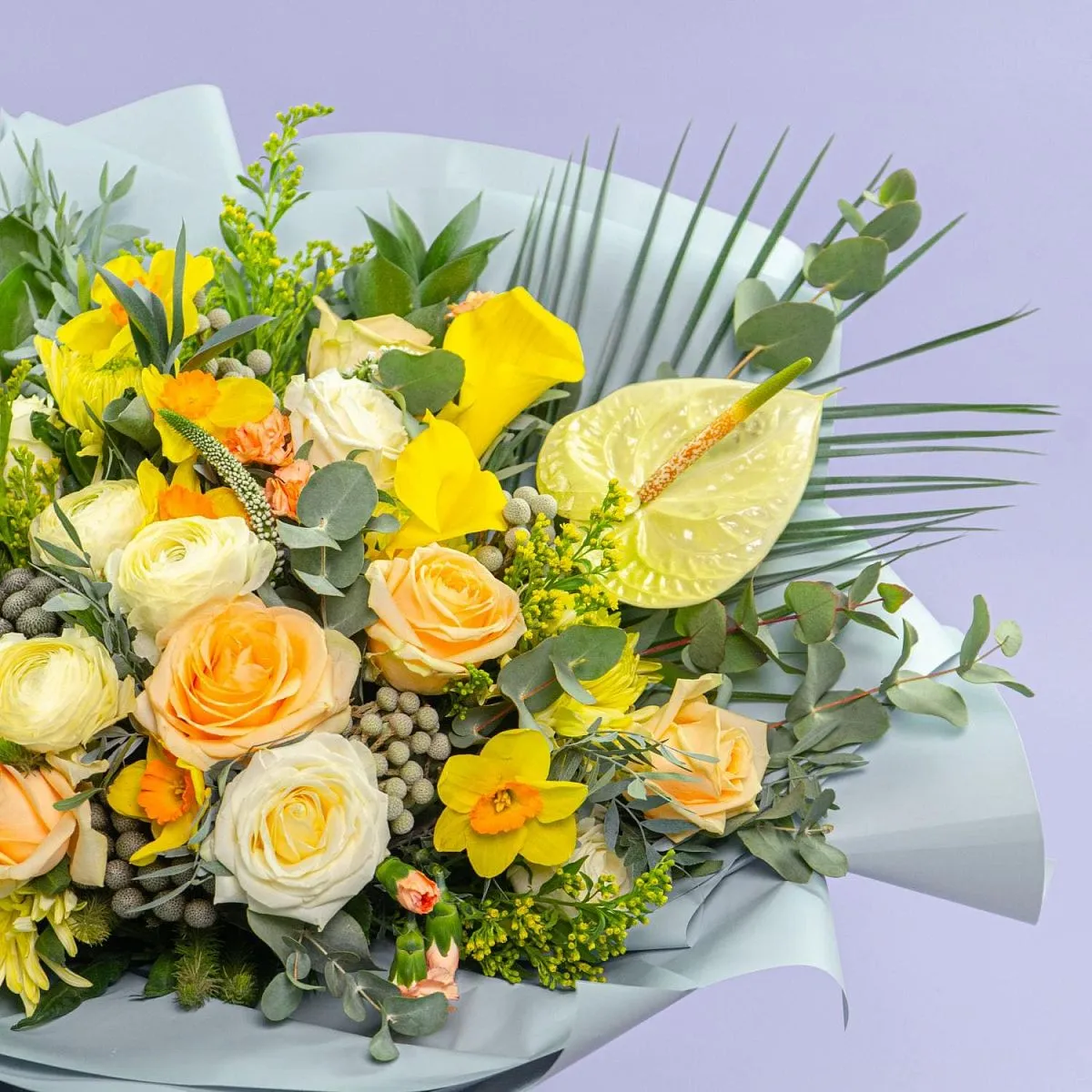 Букет из антуриума, роз и нарциссов