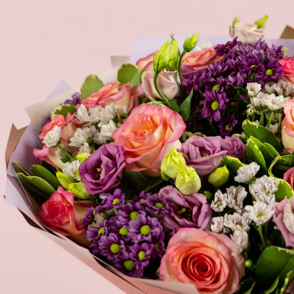 Букет из нежных роз, эустом и хризантем