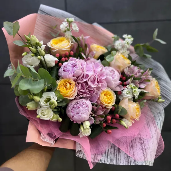 Букет из аспидистра, роз и альстромерии