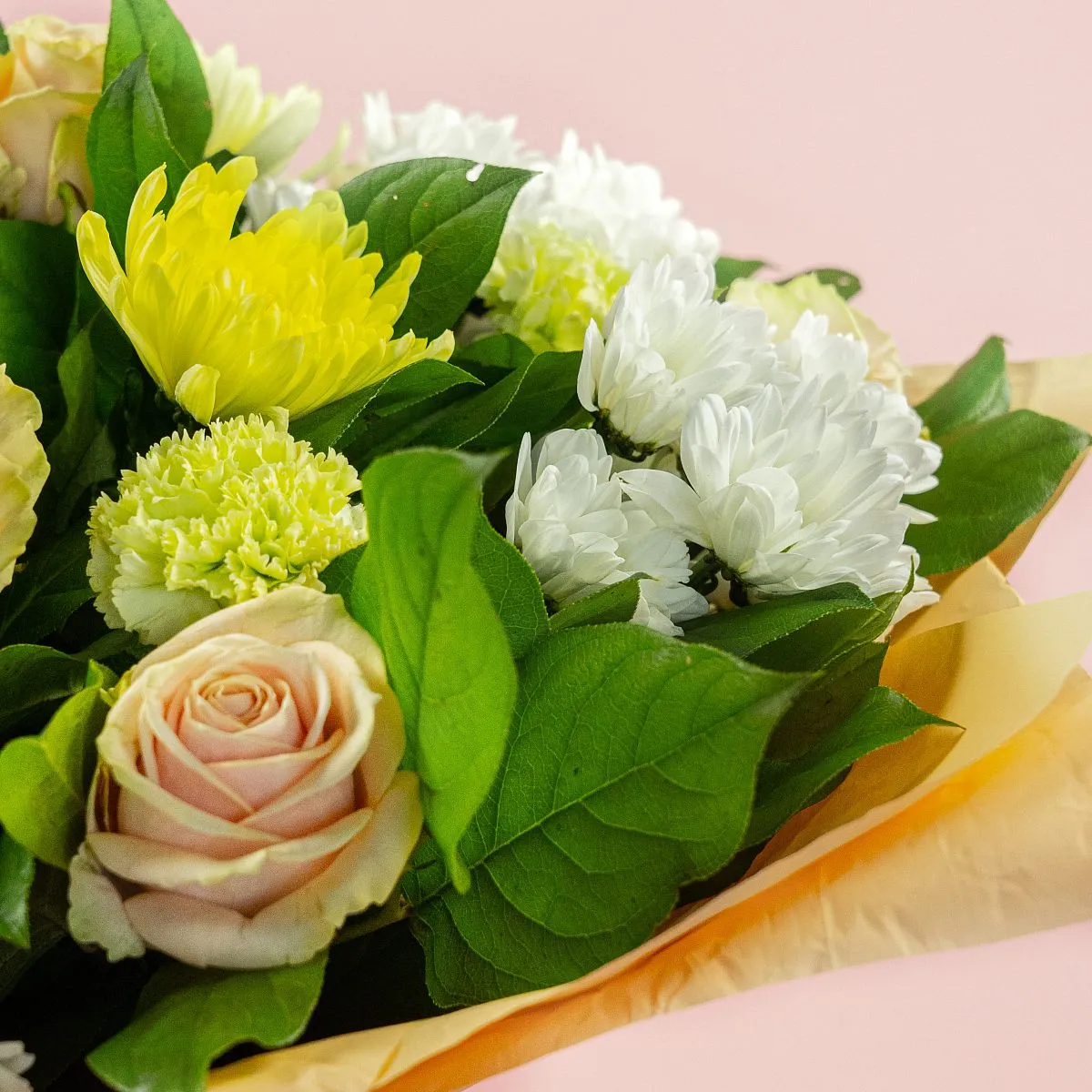 Букет из хризантем микс и гвоздик