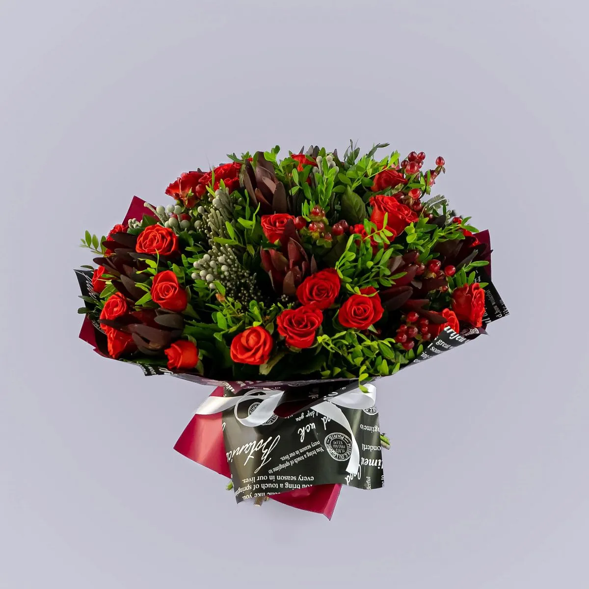 Букет из 27 красных роз и брунии