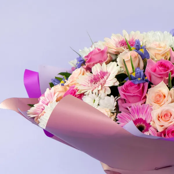 Букет из ирисов, гербер микс и роз микс