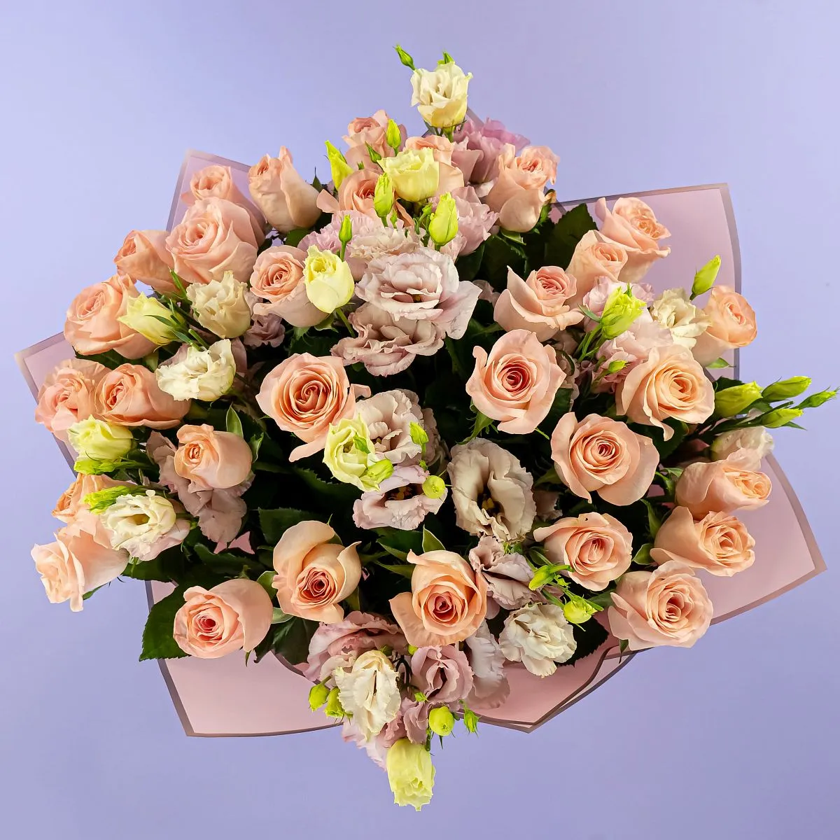 Букет из нежно-розовых роз и эустом