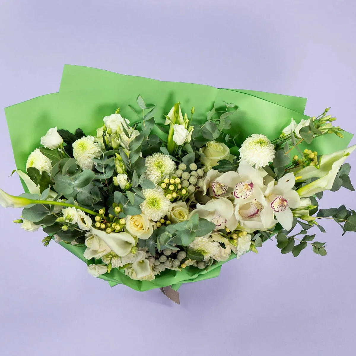 Букет из калл, роз и белой орхидеи