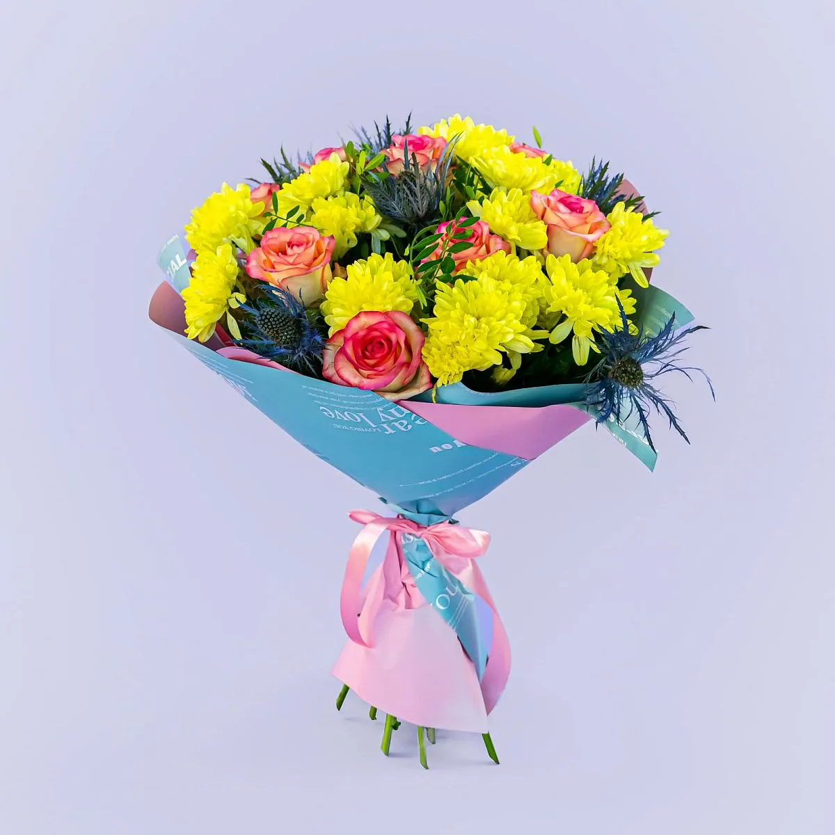 Букет из жёлтых хризантем и нежных роз