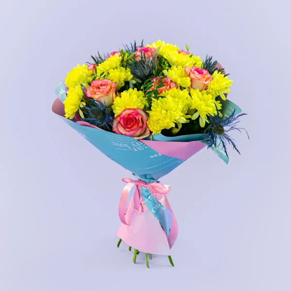 Букет из жёлтых хризантем и нежных роз