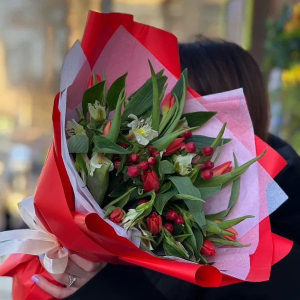 Букет из тюльпанов и альстромерий