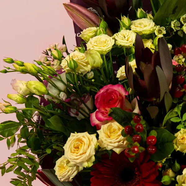 Букет из эустом, гербер и роз микс