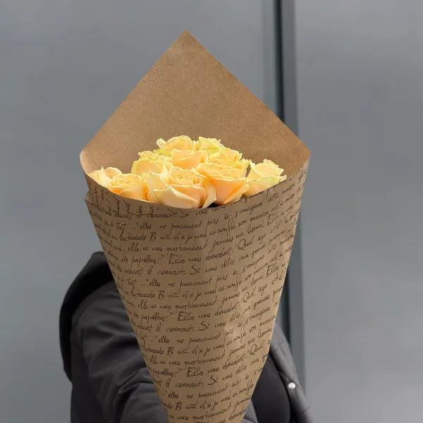 Букет из 11 кремовых роз (70 см)