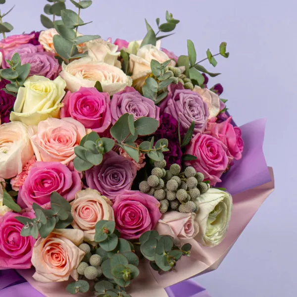 Букет из ранункулюсов и роз микс