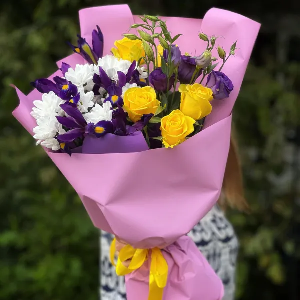 Букет из желтых роз, хризантем и эустом (45 см)