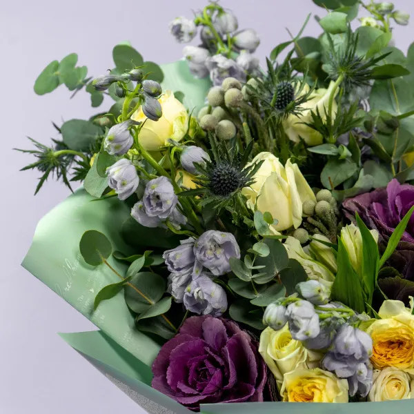 Букет из роз микс и дельфиниумов