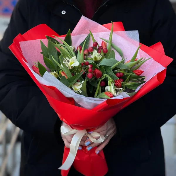 Букет из тюльпанов и альстромерий