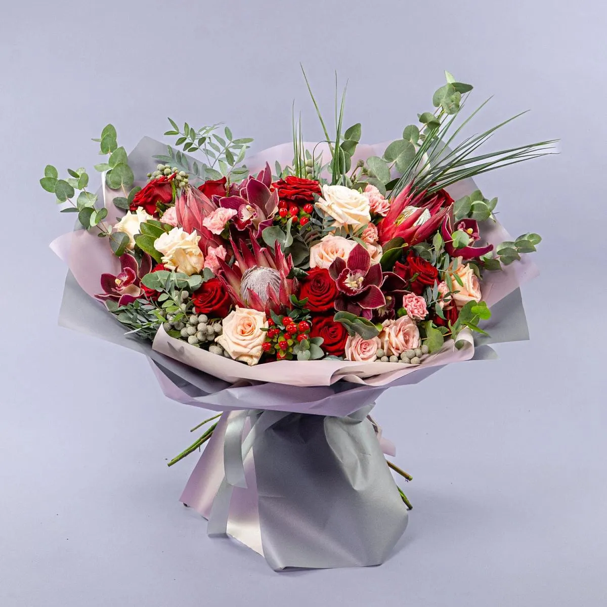 Букет из орхидеи, роз и протей