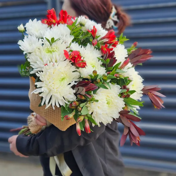 Букет хризантем, альстромерий и сафари