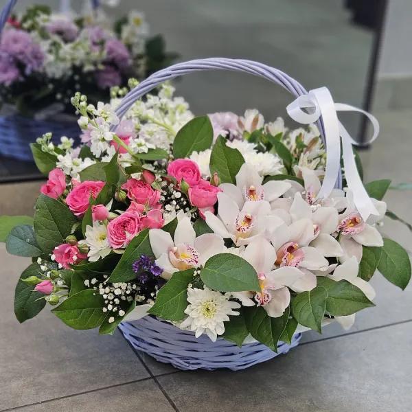 Матиоллы, альстромерии и хризантемы в коробке