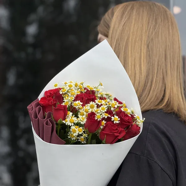 Букет из роз и танацетум