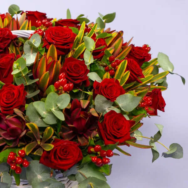 31 розы и эвкалипта в корзине