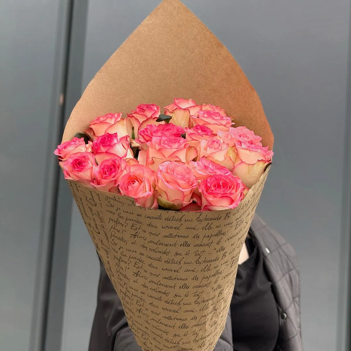 Букет из 19 розово-белых роз (70 см)