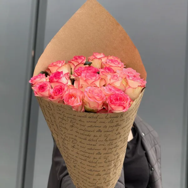 Букет из 19 розово-белых роз (70 см)