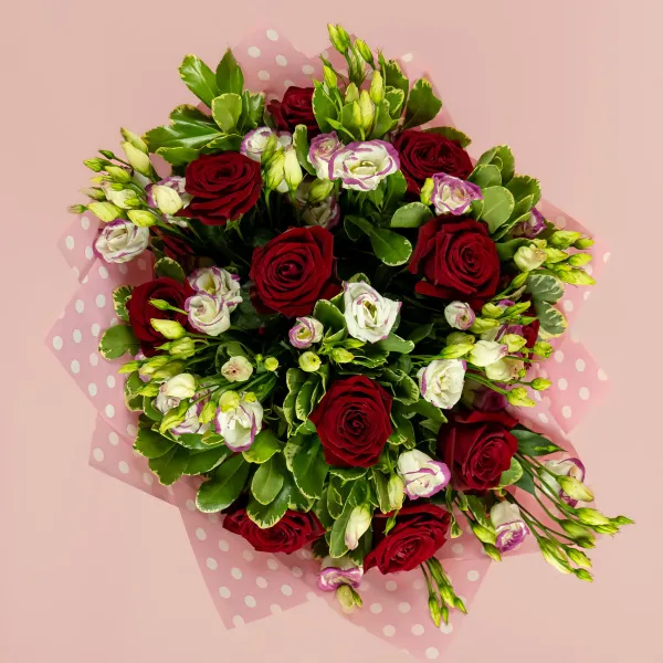 Букет из роз и бело-розовых эустом