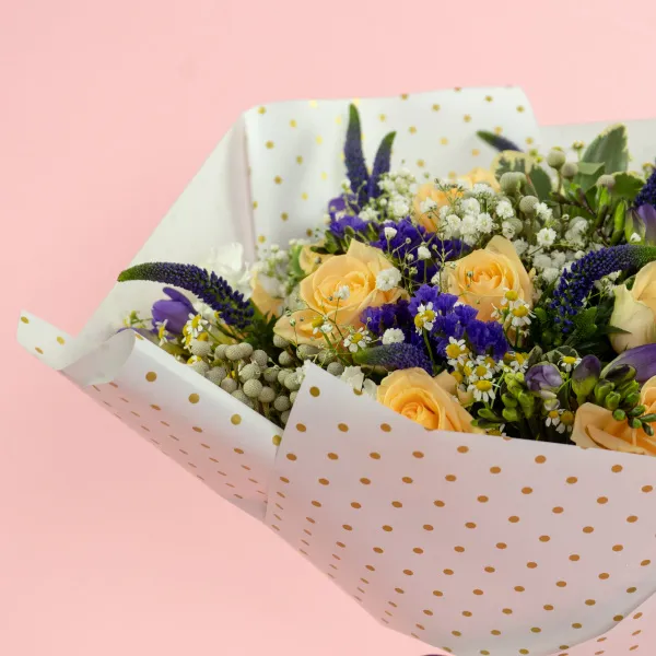 Букет из 20 роз и фрезий