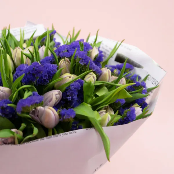 Букет из 49 тюльпанов и статицы