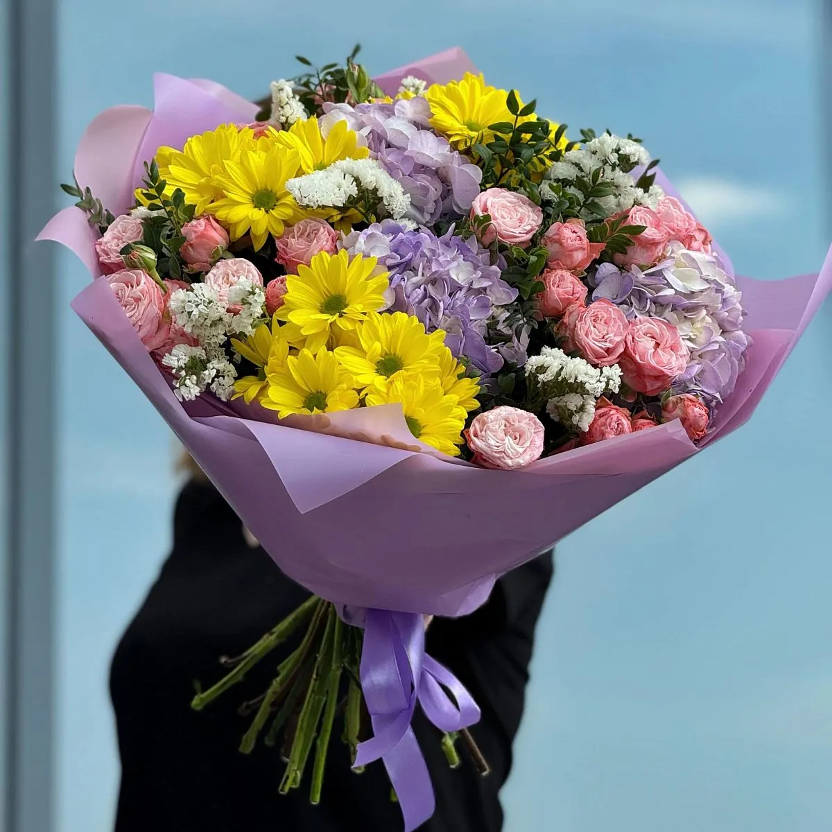 Огромный букет из роз, хризантем и гортензии