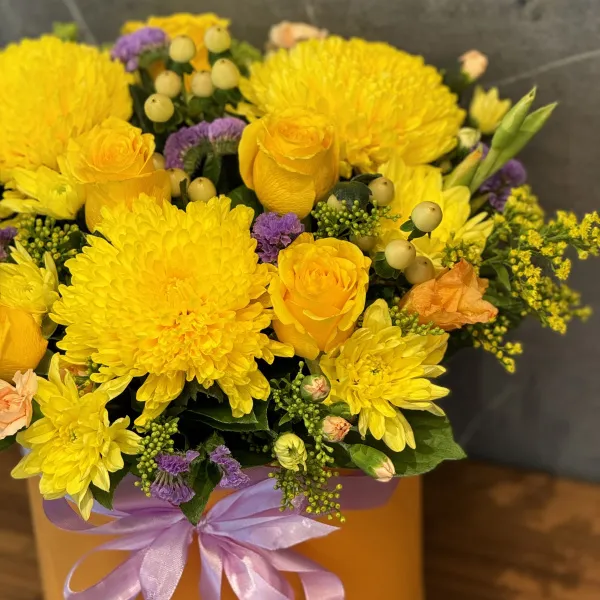 Розы, хризантемы и гиперикума в коробке