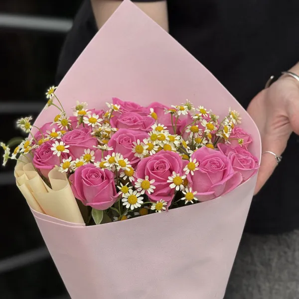 Букет из роз и танацетум