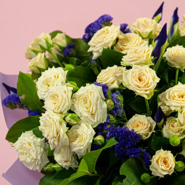 Букет из кремовых роз и ирисов
