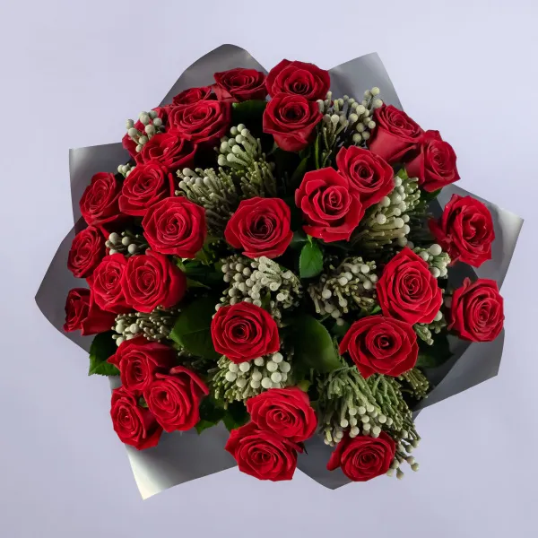 Букет из красных роз и брунии