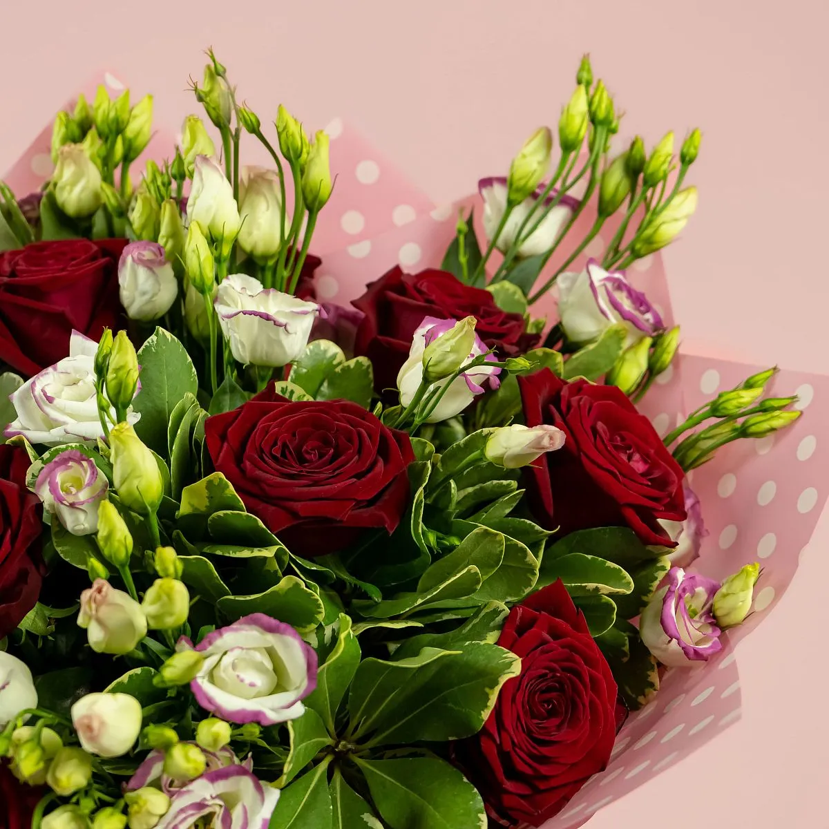 Букет из роз и бело-розовых эустом