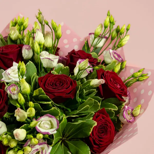Букет из роз и бело-розовых эустом