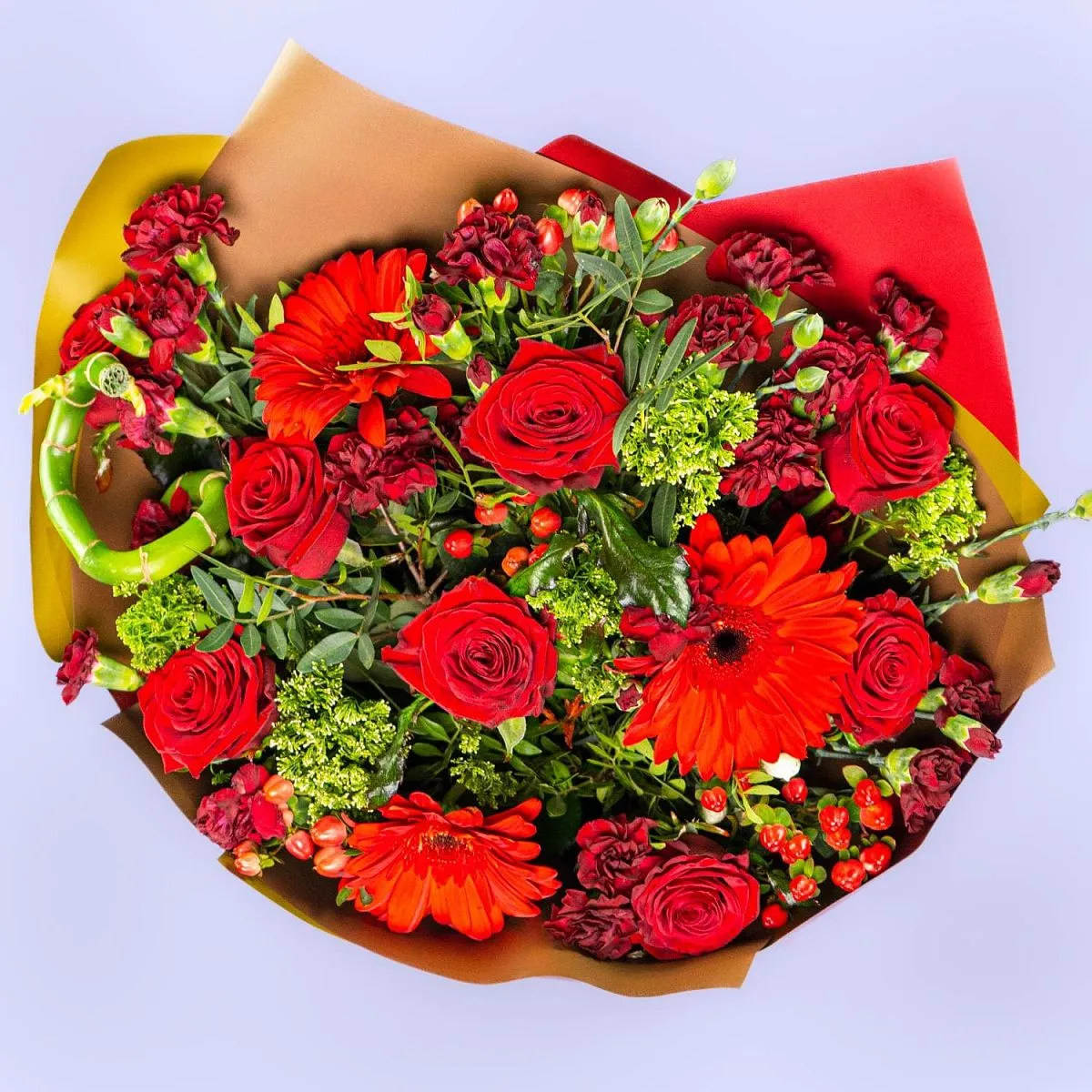 Букет из алых роз, гвоздик и гербер