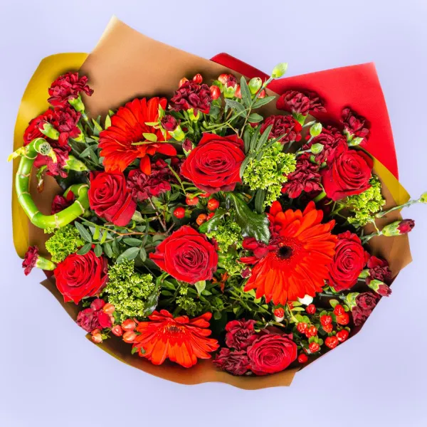 Букет из алых роз, гвоздик и гербер