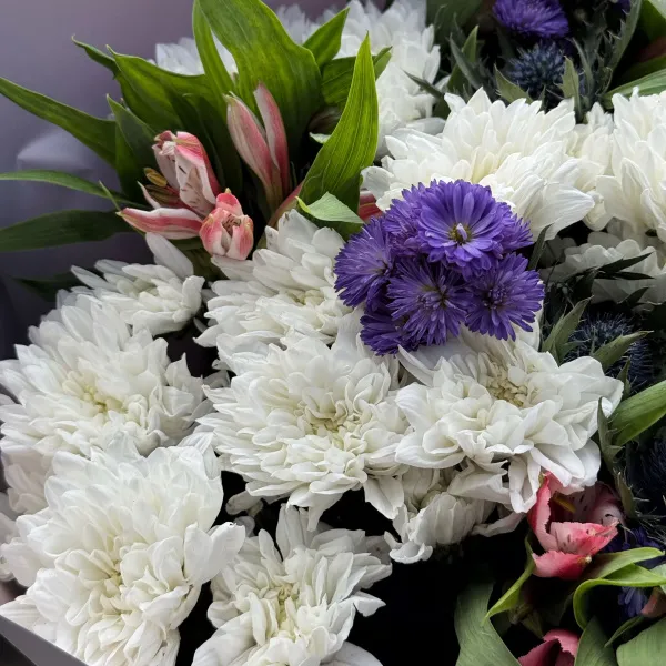 Букет хризантем, астер и альстромерии