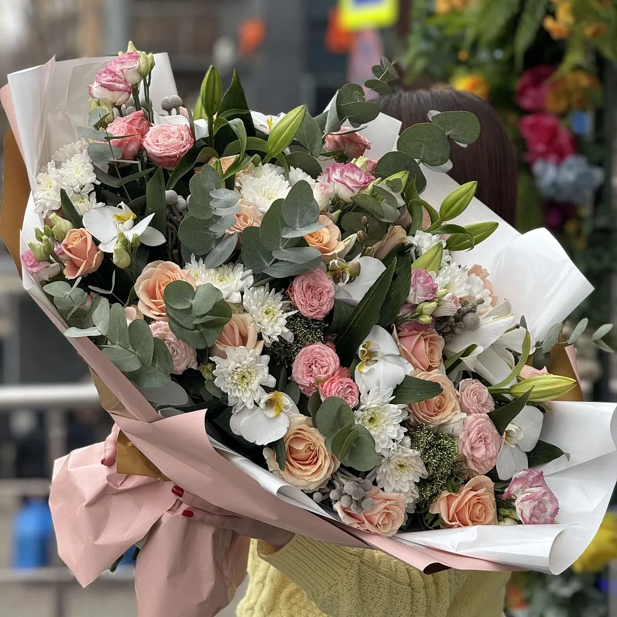 Букет из роз, хризантем и эустомы