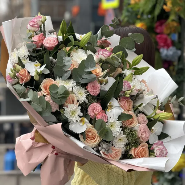 Букет из роз, хризантем и эустомы