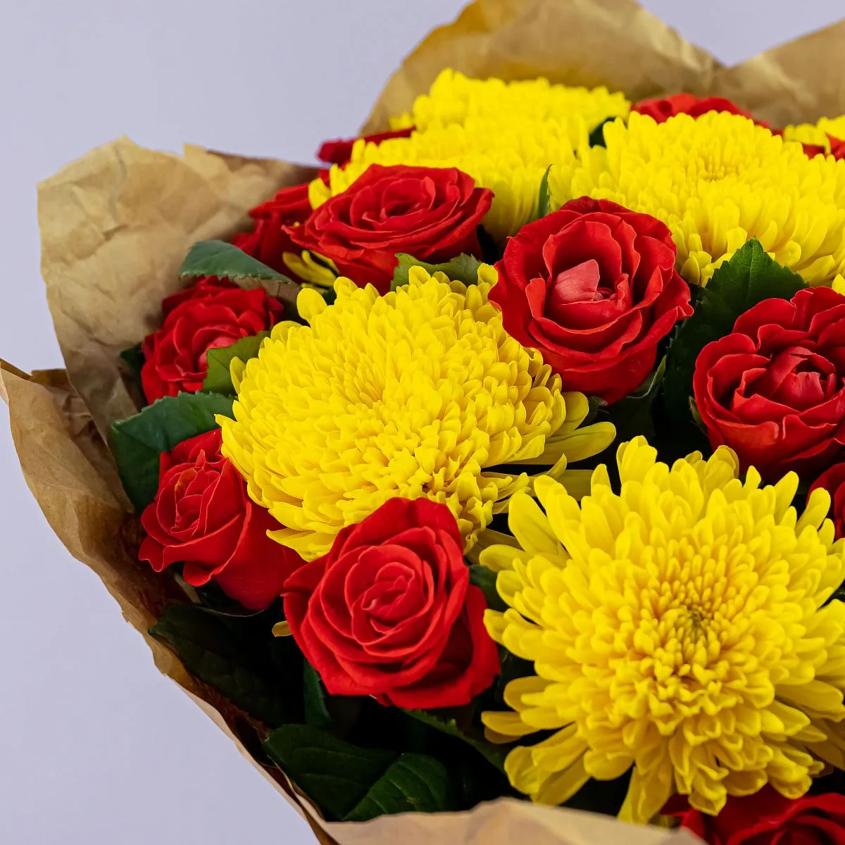 Букет из хризантем и красных роз