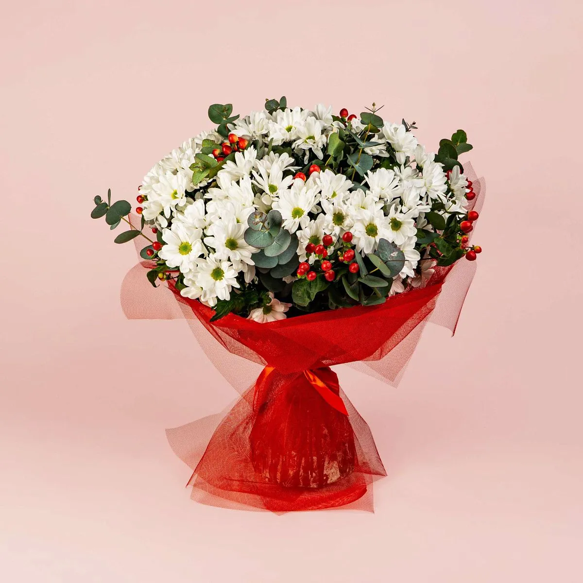 15 белых хризантем и гиперикум